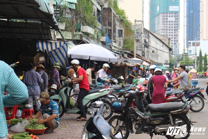 Họp chợ trên vỉa hè, xe mượn lòng đường làm bãi đậu trên đường Trường Sa.