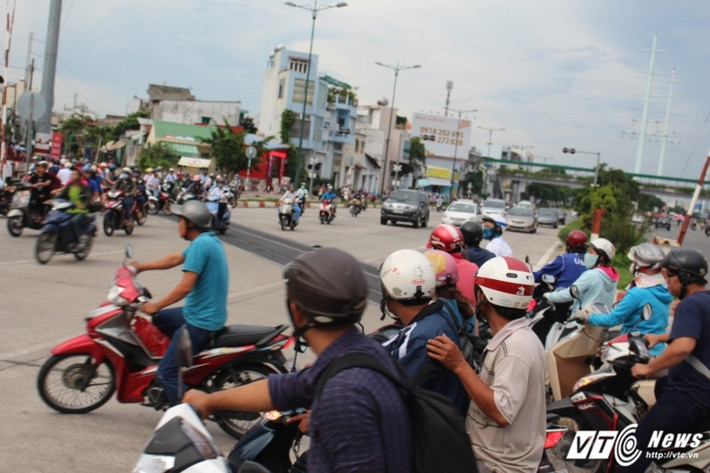 Trên tuyến đường được coi là đẹp nhất Sài Gòn có đường sắt cắt ngang qua thường xuyên gây ra tình trạng ùn tắc, va chạm giao thông.