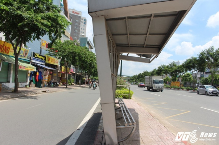 Trạm chờ xe buýt xuống cấp, xiêu vẹo trên đại lộ Phạm Văn Đồng.