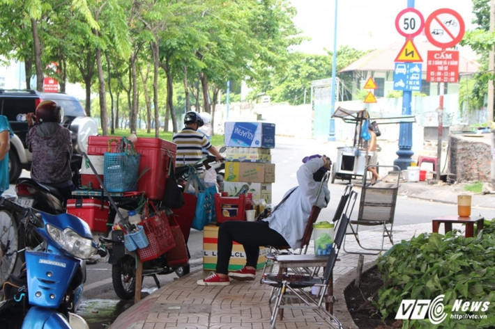 Không chỉ phân luồng giao thông chưa hợp lý, lòng - lề đường được người dân tận dụng kinh doanh giết chết mỹ quan đô thị. Bất chấp nguy hiểm, nhiều người vẫn thản nhiên đậu xe, họp chợ, bán hàng dưới lòng đường. Tình trạng đi xe ngược chiều, lấn chiếm, xây bậc tam cấp vươn dài trên vỉa hè gây cản trở, tạo thành nét "xấu xí" cho bộ mặt đô thị. Trong ảnh: Bán hàng dưới lòng đường ở đại lộ Võ Văn Kiệt.