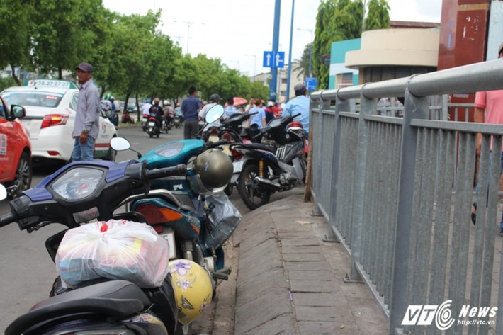 Xe máy đậu nghênh ngang dưới đường gần bệnh viện.