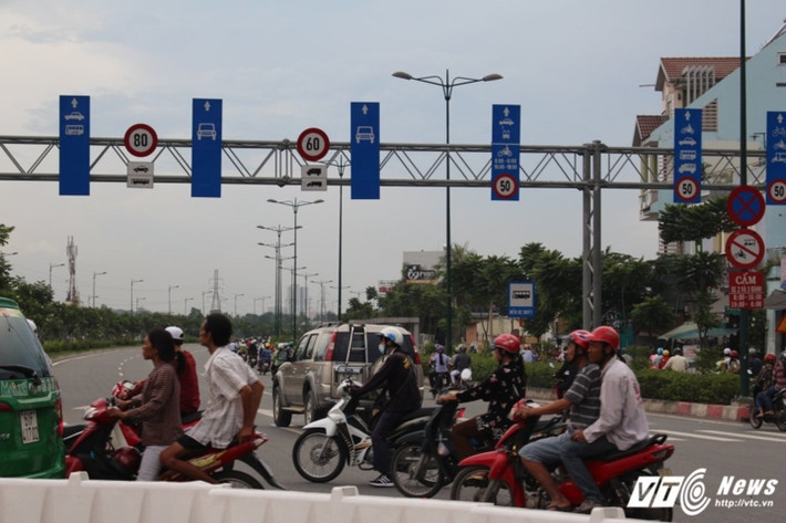 Trên đại lộ Phạm Văn Đồng, đại lộ Võ Văn Kiệt dù được thiết kế như đường cao tốc, cho phép xe ưu thông tốc độ cao nhưng lại có nhiều nút giao nhau với những nhánh đường dân sinh. Sự bất cập này đã trở thành nguyên nhân của nhiều vụ tai nạn giao thông, va quẹt và ùn tắc giao thông.