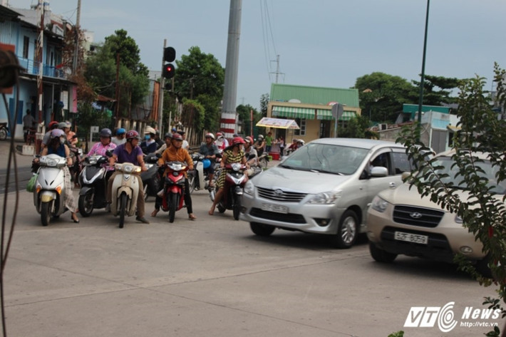 Trên đoạn đường này không hề có tin hiệu cho xe dừng, chạy khiến nhiều người bất chấp luồn lách để băng qua đường.