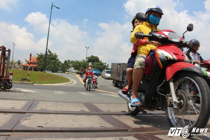 Đoạn dốc giao nhau với đại lộ Phạm Văn Đồng, đường sắt là một trong những điểm đen tai nạn giao thông.
