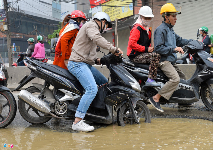 Do bị ngập nước, người tham gia giao thông khó nhận biết độ sâu nên dễ bị “sập bẫy”, đặc biệt là trong giờ cao điểm.
