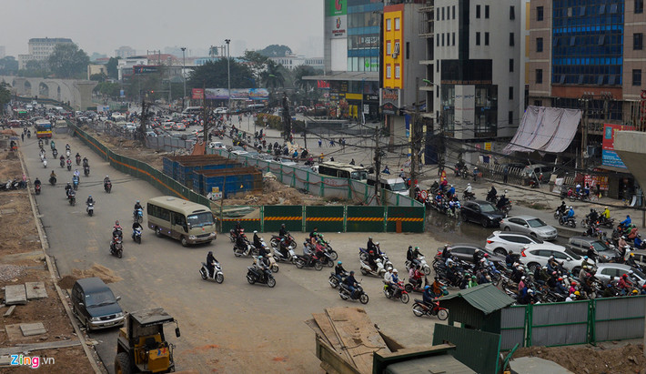  Đường Trường Chinh (Hà Nội) đang được rào một phần để thi công dự án đường vành đai 2 trên cao. Đây là dự án có mức đầu tư lên đến 9.400 tỷ đồng, nhằm góp phần giải quyết tình trang ùn tắc giao thông ở trục Vĩnh Tuy - Ngã tư Sở.