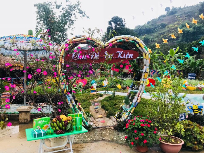 Khu trải nghiệm của bé cũng được xây dựng trên diện tích rất rộng. Ở đây, có các góc trải nghiệm nghề nghiệp, chợ quê, góc đọc sách, gian hàng thời trang... tất cả được tạo nên từ những vật liệu phế thải.