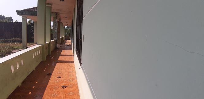 Ông Lê Đắc Hiệu, Giám đốc Trung tâm kỹ thuật nông nghiệp huyện Phước Sơn cho biết: Trụ sở cũ xây mới và đưa vào sử dụng 3 năm thì chuyển chỗ. Đây là chủ trương của huyện. Trước đây, do vướng công tác giải phóng mặt bằng, nên cổng chính của trạm không xây dựng được , buộc phải mở đường đi từ phía xa - Ảnh: Nguyễn Thành