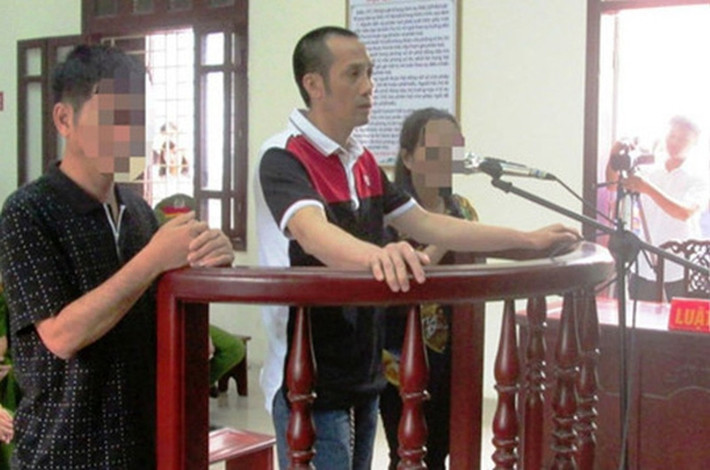 Khi đến thời hạn người vay chưa trả, lập tức Tuấn sai đồng bọn đến bắt viết giấy vay tiền mới bao gồm cả tiền gốc là lãi. Cứ như thế, người vay tiền bị "lãi chồng lãi" với mức tiền mới gấp nhiều lần gốc khiến ngày càng không có khả năng trả nợ. Trong ảnh: Tuấn "thần đèn" (giữa) tại phiên tòa năm 2014 (ảnh: Người Lao động)