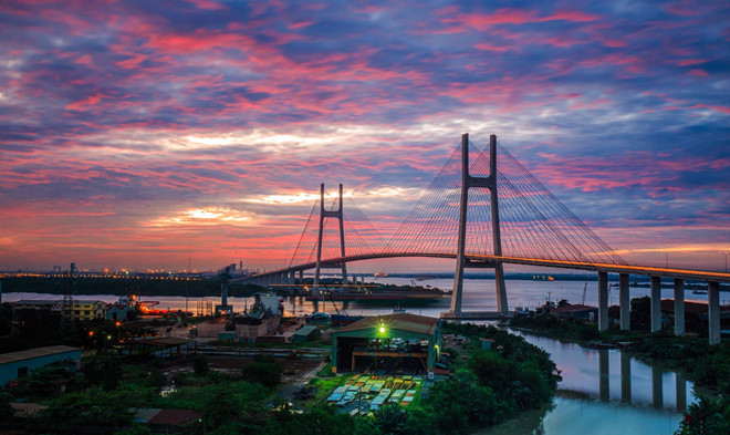 Tìm đến Hà Nội, ta về với mảnh đất nghìn năm văn hiến với những nét văn hoá truyền thống người Việt ăn sâu trong lối sống và con người. Nhưng đặt chân đến với mảnh đất Sài Gòn, du khách lại ấn tượng sâu sắc bởi sự náo nhiệt và năng động của thành phố sầm uất nhất nhì cả nước.