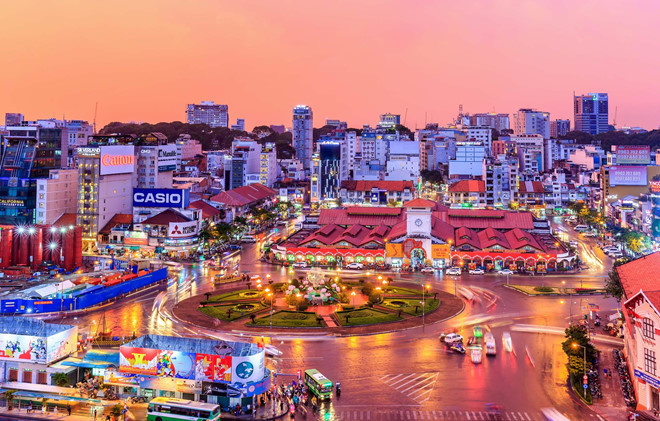 Sài Gòn hiện đại náo nhiệt bất kể thời gian nào.