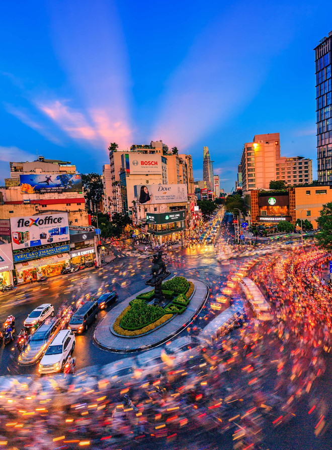 Từ trên cao nhìn xuống, bạn sẽ thấy Sài Gòn dù ngày hay đêm vẫn cuốn hút bằng dáng hình hào nhoáng và đẳng cấp như một quý cô sành điệu.