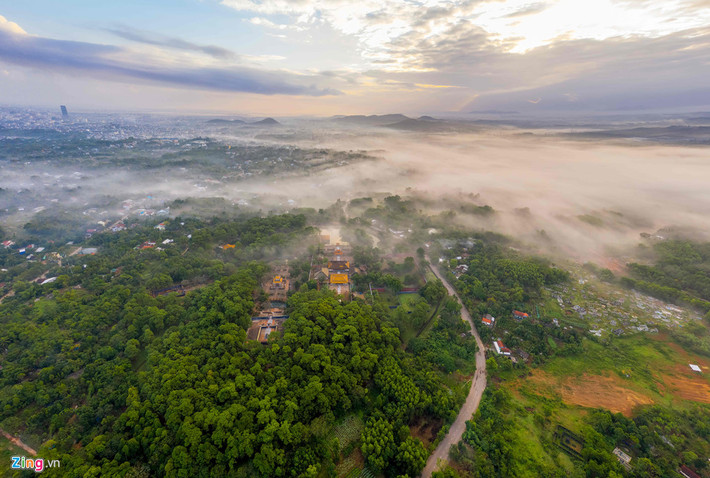 Hình ảnh lúc 6h gần khu vực lăng Tự Đức. Lúc này, Mặt Trời mới nhú tạo nên những quầng mây và vệt nắng loang lổ.