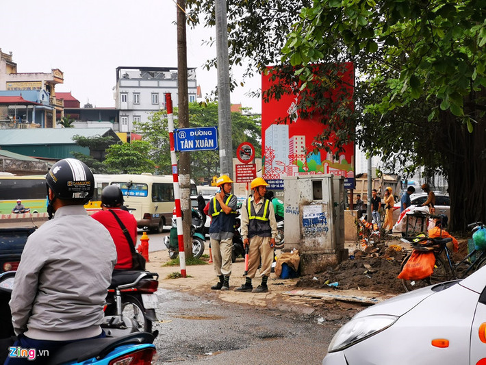 Tình trạng ùn tắc thường xuyên khiến các đơn vị thi công tuyến vành đai 3 phải cắt cử công nhân làm nhiệm vụ phân luồng giao thông cùng với CSGT.