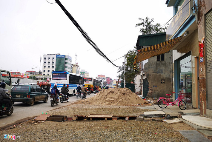Việc giải phóng mặt bằng diễn ra chậm chạp theo kiểu "xôi đỗ". Một số bãi đất trống do các hộ dân chuyển đi nhanh chóng biến thành nơi tập kết phế thải, vật liệu xây dựng, trong khi nhiều hộ dân khác chưa muốn di dời vì cho rằng chính sách đền bù không hợp lý.