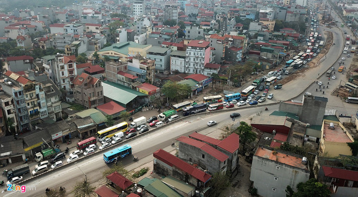 Vừa phải bàn giao mặt bằng ở giữa đường để thi công cầu cạn, trong khi mặt bằng bên phải đường vẫn chưa được giải phóng dẫn đến hiện tượng "chắt cổ chai" tại nút giao Tân Xuân - Phạm Văn Đồng.