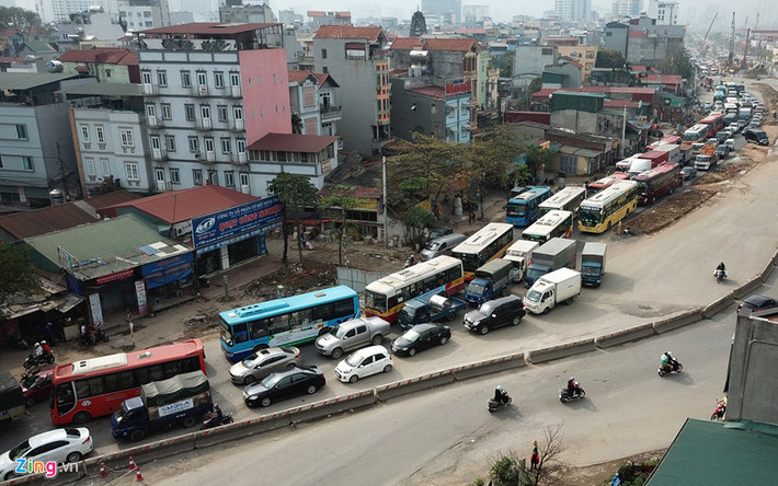Đường Phạm Văn Đồng đoạn nối lên cầu Thăng Long nằm trong dự án mở rộng đường vành đai 3 dưới thấp do Hà Nội đầu tư xây dựng. Sau gần 3 năm kể từ ngày khởi công, đoạn đường Phạm Văn Đồng được ví như "con đường đau khổ" vì ô nhiễm, khói bụi và ùn tắc.