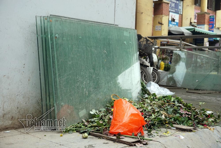 Rác thải ngập dưới gầm đường sắt Cát Linh - Hà Đông, đoạn nhà ga ở chợ Thượng Đình. Nhiều khu vực như nhà ga Cát Linh, cầu thang lên xuống, hệ thống dây điện, dưới gầm đường sắt vẫn ngổn ngang vật liệu, rác thải.