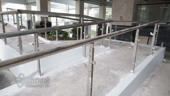 Khu vực nhà ga vẫn chưa được lắp đặt kính lan can