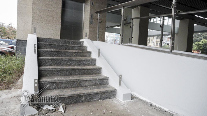 Lan can vào nhà ga Cát Linh chưa được lắp đặt. Trước đó, sáng 20/9/2018, 5 đoàn tàu tuyến đường sắt đô thị Cát Linh - Hà Đông đã chạy thử sau ngàn ngày mong đợi. Tốc độ trung bình 32km/h, tối đa 65km/h.