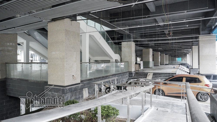 Tầng 1 nhà ga Cát Linh ngổn ngang vật liệu. Đến nay đã 6 tháng, nhìn bề ngoài, hệ thống đường ray và các nhà ga gần như hoàn thiện, nhưng bên trong các nhà ga khu vực Cát Linh, Thanh Xuân, Hà Đông, nhiều hạng mục đã hư hỏng.