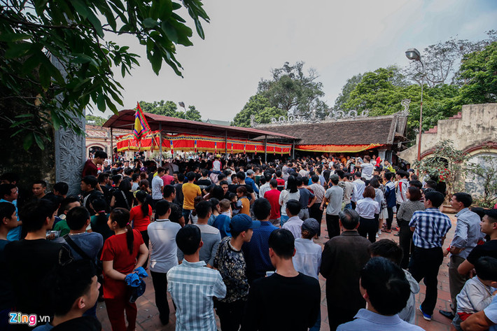 Có hàng trăm thanh niên trai tráng tập trung về đình làng Sơn Đồng, chuẩn bị sẵn sàng. Chỉ chờ hiệu lệnh của ban tổ chức, họ bắt đầu đua nhau giành lấy cây bông với hy vọng sẽ sinh được con trai cho gia đình.