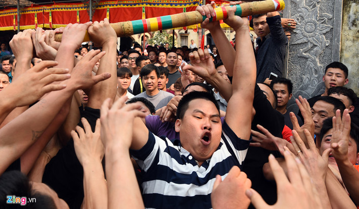 Theo luật chơi, có hai lượt giằng bông. Khi nào cây bông được một người duy nhất giơ thẳng đứng lên trời thì lượt chơi mới kết thúc. Nếu vẫn còn người khác cầm vào, cây bông sẽ tiếp tục được tranh cướp.