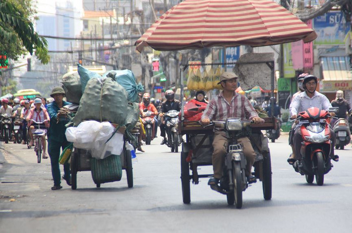 Người dân mưu sinh trong thời tiết nắng nóng gay gắt