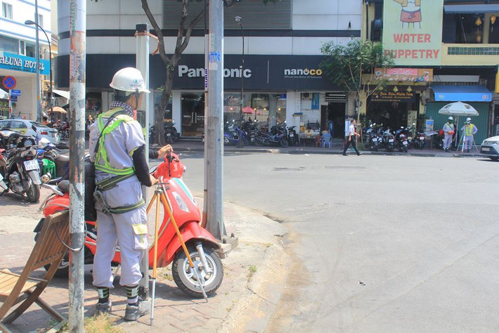 Các nhân viên trắc đạc đang làm nhiệm vụ trong bầu không khí trên trên 350C