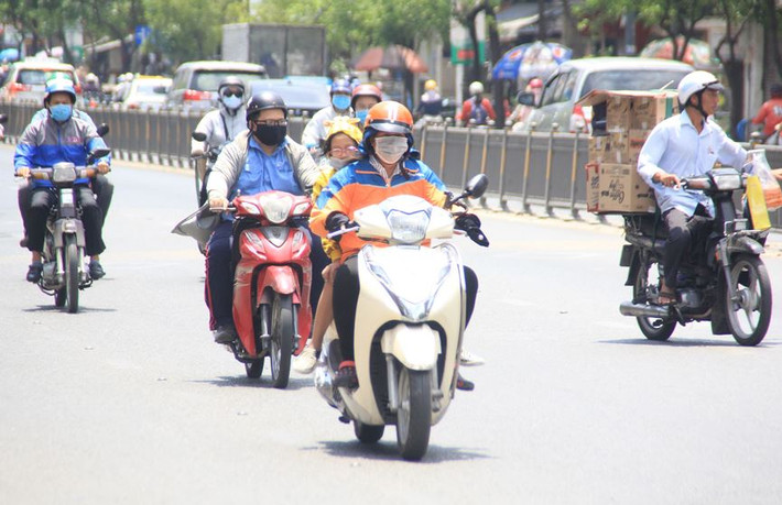 Vì vậy nắng nóng có xu hướng gia tăng và mở rộng trên khu vực các tỉnh miền Đông Nam Bộ và một số tỉnh miền tây. Nhiệt độ cao nhất dao động trong khoảng 35-37 độ C, có nơi trên 37 độ. Từ 30/3 nắng nóng thu hẹp trên khu vực. Nhiệt độ cao, độ ẩm thấp tạo nên bầu không khí hầm hập nóng, nhất là thời điểm buổi trưa