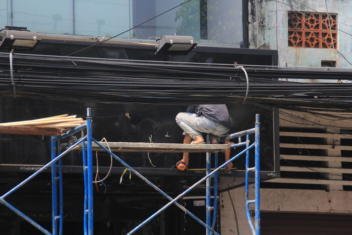 Làm việc nặng nhọc ngoài thời tiết nắng nóng