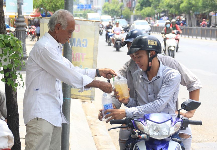 Người đi đường tấp vào một quán vỉa hè trên đường Nam Kỳ Khởi Nghĩa, quận 3 để "tiếp nước"