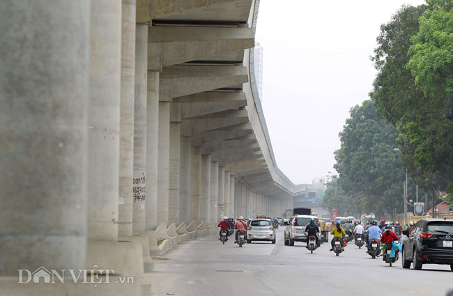 Lãnh đạo BQL Dự án đường sắt đô thị Hà Nội cho biết, hiện gói thầu CP01 - Tuyến đoạn trên cao được thi công bởi nhà thầu Dealim, gói thầu sẽ hoàn thành trong quý I/2019. Gói thầu CP02 - Các nhà ga trên cao được thi công bởi nhà thầu Posco E&C. Gói thầu sẽ hoàn thành và bàn giao vào tháng 12.2020.