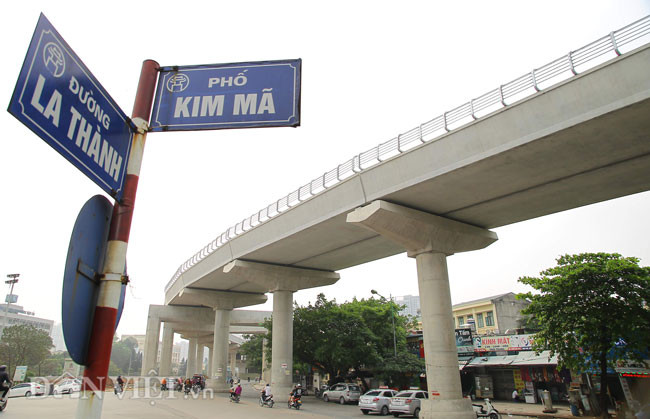 Trước đó, cuối tháng 12.2018, tuyến đường sắt Nhổn - ga Hà Nội đã hợp long toàn tuyến trên cao và đang hoàn thiện các bước cuối cùng để bàn giao. Các đơn vị đã tiến hành tháo dỡ, thu hẹp tất cả các rào chắn công trình dọc tuyến đường sắt đô thị từ đường 32 đến Cầu Giấy.