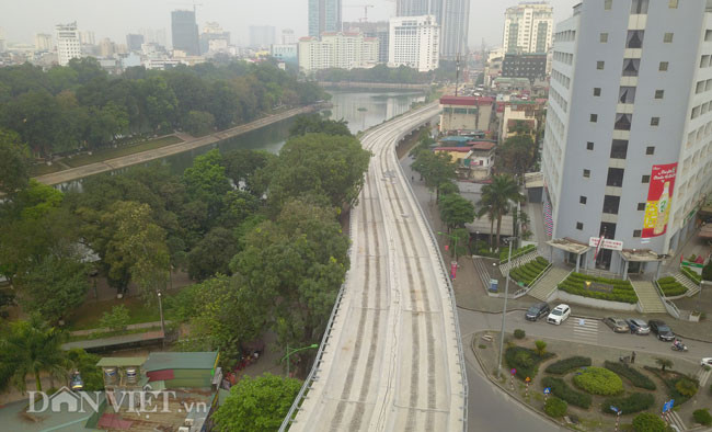 Dự kiến cuối tháng 3.2019, đường Trần Hưng Đạo sẽ được thí điểm rào chắn để chuẩn bị công trường thi công phần hộp ga S12; chiều dài đoạn rào chắn là 202 m, chiều rộng 18 m. Phần mặt đường còn lại rộng 5m, đủ cho các phương tiện lưu thông một chiều theo hướng Quán Sứ, Lê Duẩn.