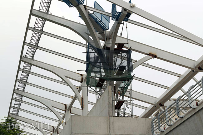 Thiết kế phần mái các nhà ga trên cao tuyến Metro Nhổn - ga Hà Nội hình chữ V có độ dốc lớn, được làm bằng vật liệu tôn mạ kẽm và tấm ốp nhôm.