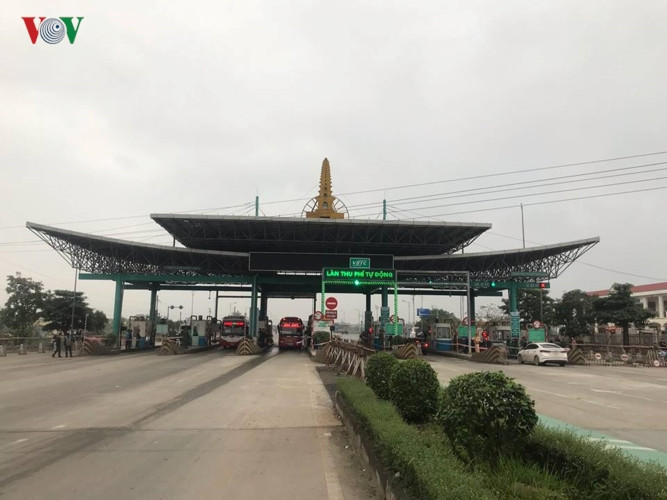 Từ thời điểm bắt đầu thu phí đến thời điểm hiện tại (10h30 sáng), việc thu phí tại BOT Mỹ Lộc (Nam Định) diễn ra khá suôn sẻ, không có xe nào dừng đỗ lâu hay cố tình không mua vé.