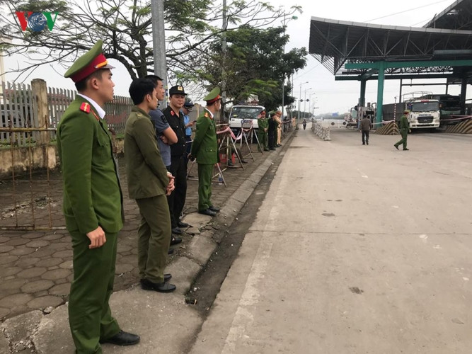 ...thanh tra giao thông cùng các phương tiện cơ giới khác như xe cẩu kéo, xe PCCC cùng thực hiện nhiệm vụ, đảm bảo an ninh trật tự tại trạm.
