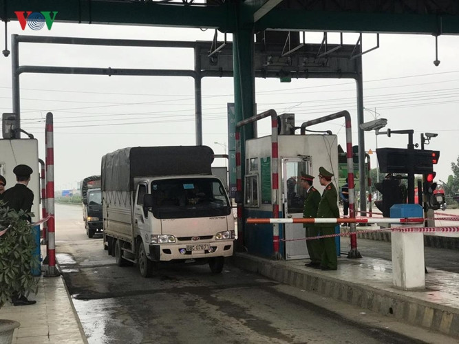 Xe từ 31 ghế ngồi trở lên, xe có tải trọng từ 4 đến dưới 10 tấn phải trả phí 35.000 đồng/lượt (mức phí cũ là 60.000 đồng).