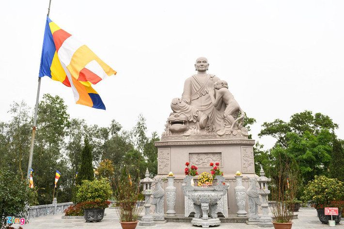 Nói tới chùa Tiêu còn là nói đến Thiền sư Vạn Hạnh. Bởi lẽ chùa Tiêu là chốn tu thiền giảng đạo của nhiều bậc cao tăng trong đó sư Vạn Hạnh là trụ trì - người có công nuôi dạy Lý Công Uẩn tức vua Lý Thái Tổ thời nhỏ.