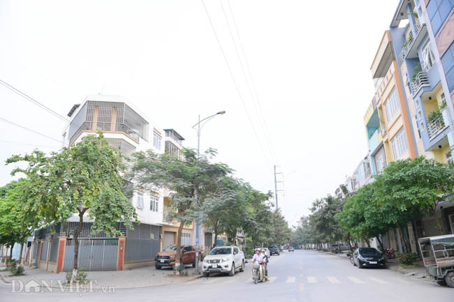 Theo ghi nhận của phóng viên Dân Việt, tại KĐT Văn Phú, hơn 80 nhà liền kề được đầu tư nhiều tiền, khang trang nhưng nay đã có nhiều căn đang bị xuống cấp.