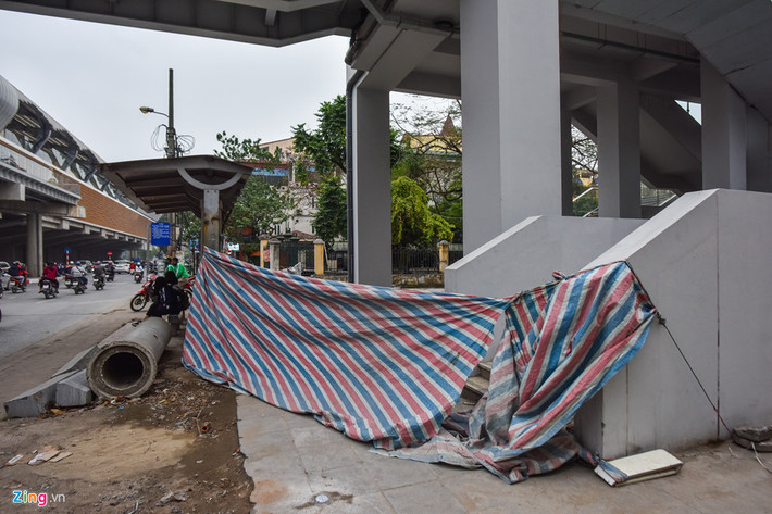 Nhà thầu xây dựng quây bạt bao quanh đường dẫn lên ga Láng khiến cho khu vực này nhếch nhác, nguy hiểm cho người tham gia giao thông.