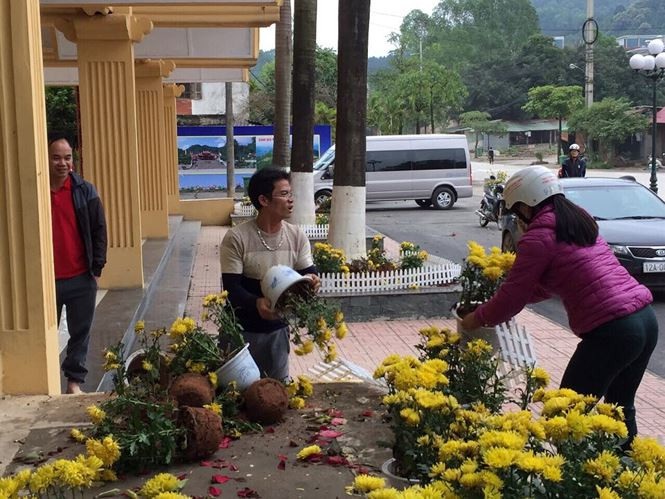 Ông Hoàng Văn Phong, Công ty CP Cấp thoát nước tỉnh Lạng Sơn cho biết, bắt đầu từ chiều 6/3, xuất hiện nhiều người, đa số là dân địa phương đến một số vị trí trang trí các chậu hoa tươi xung quanh ga quốc tế Đồng Đăng (thị trấn Đồng Đăng, huyện Cao Lộc), thản nhiên bê xách các chậu hoa tươi ra khỏi sân ga. Nhiều người đổ hoa ra sân, lấy châu về nhà .Ảnh: Duy Chiến