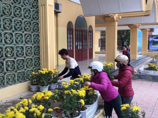 Theo ông Phong, Công ty CP Cấp thoát nước Lạng Sơn được tỉnh giao nhiệm vụ trang trí hoa tươi ở ga Đồng Đăng dịp Hội nghị thượng đỉnh Mỹ- Triều với số lượng trên 2000 chậu, trong đó chủ yếu là hoa cúc, trạng nguyên. Trong ảnh: Sau khi tranh giành một số chậu hoa đẹp, họ thu gom một chỗ, chờ mang đi .Ảnh: D.Chiến