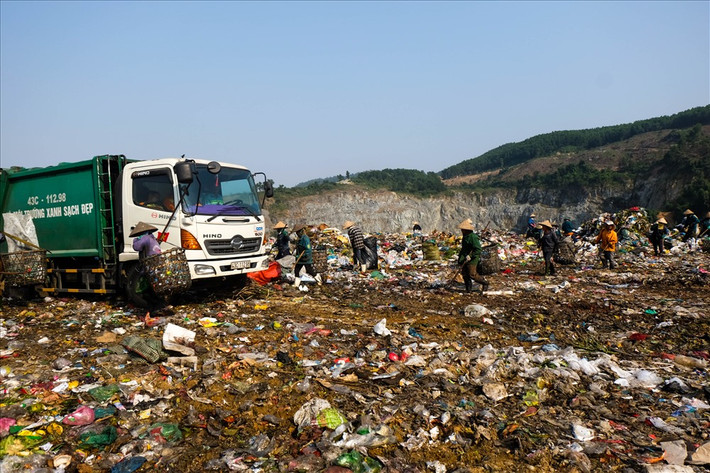 Cứ mỗi lần có một chuyến xe chở rác tới đổ là cả chục người chạy đến vây quanh để dùng cuốc đào bới, tìm kiếm những chai nhựa, túi ni lông hay những mảnh kim loại để bán.