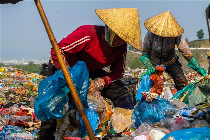 Phải thuyết phục khoảng thời gian khá lâu thì một người phụ nữ lớn tuổi, có thân hình nhỏ, nước da đen sạm vì cháy nắng mới đồng ý cho chúng tôi biết tên là Thanh năm nay gần 60 tuổi. Bà Thanh tâm sự, trước đây bà làm ở xí nghiệp lâm sản, thế nhưng vì không có sức khỏe nên đã nghỉ việc và từ đó đến đây bà đã “gắn bó” hơn 10 năm ở bãi rác Khánh Sơn để mưu sinh qua ngày.