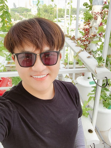 MC Đại Nghĩa cũng trồng một vườn rau thủy canh trên sân thượng để ăn và tặng cho bạn bè, người thân. Ảnh: nhanongxanh.