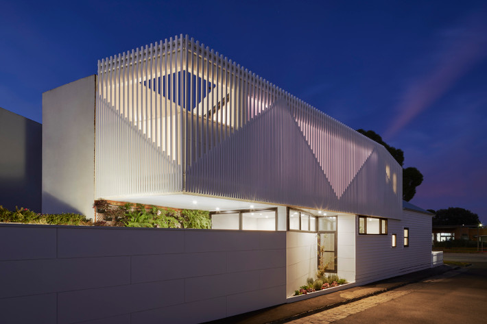 Downside Up House là tên của ngôi nhà màu trắng có thiết kế hết sức độc đáo này.
