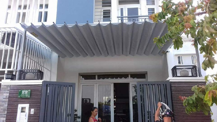 Một mẫu mái hiên nhà đơn giản, chắc chắn mà vẫn đẹp bạn có thể tham khảo. Ảnh: Tuongkinhtkc.