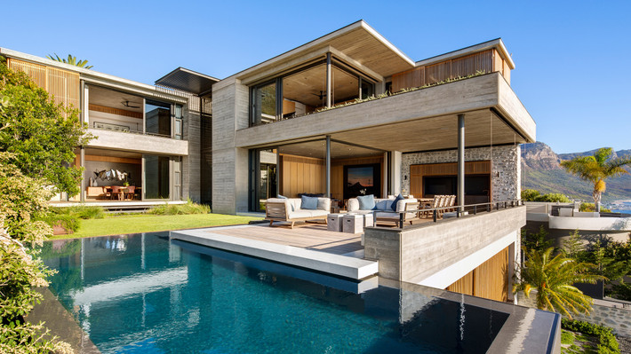 Bể bơi lớn ngoài trời thực sự tôn lên vẻ đẹp đầy đẳng cấp của Clifton House.